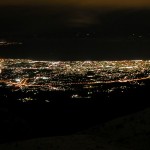 Πανοραμική νυκτερινή φωτογραφία της πόλης, πηγή βικιπαιδεία
